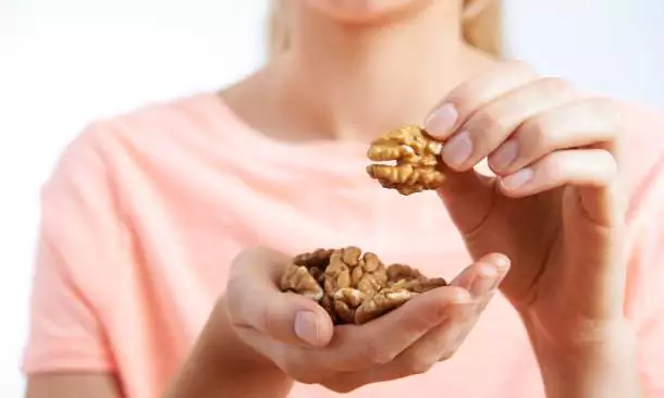 Akhrot khane ke Fayde - Walnuts benefits for Women Heath