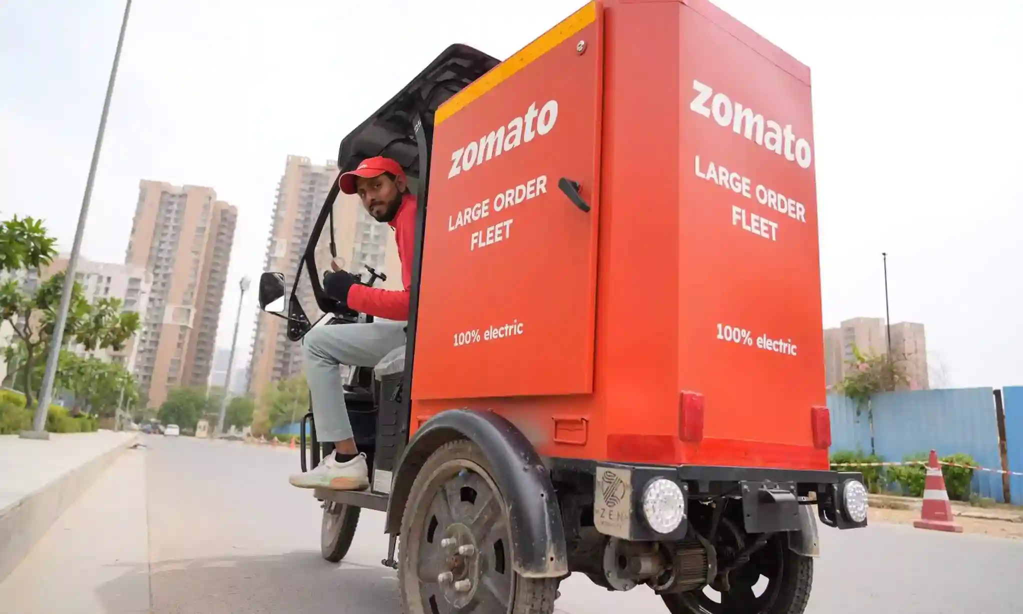 Zomato's Large Order Fleet is a fleet of electric vehicles designed to deliver food for large groups of up to 50 people. It is specifically designed for customers who order food for parties, events, and other large gatherings.